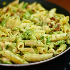 Makaron penne z kurczakiem i brokułem: Pyszny i zdrowy przepis