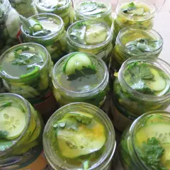 Ogórki z curry i miodem: Pyszna i aromatyczna przekąska
