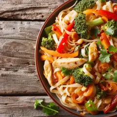 Makaron tajski z kurczakiem: Aromatyczne danie