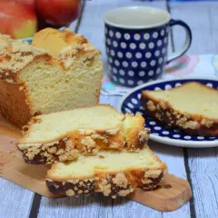 Placek drożdżowy z kruszonką jak u babci: magiczny przepis prosto z dzieciństwa
