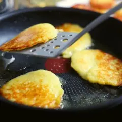 Na jakim ogniu smażyć placki ziemniaczane? Sekrety idealne