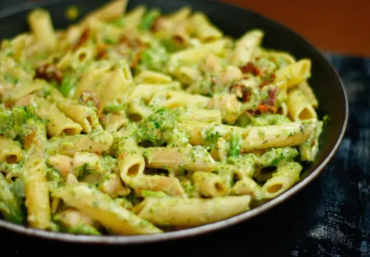 Makaron penne z kurczakiem i brokułem: Pyszny i zdrowy przepis