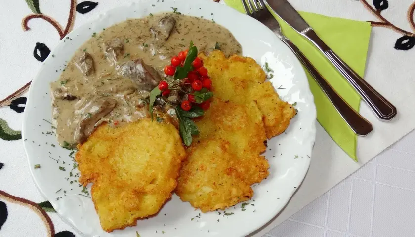 Ile jajek do placków ziemniaczanych? Prosty sekret idealnego przepisu
