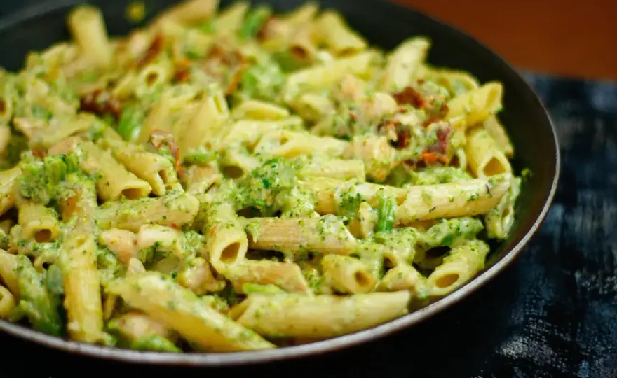 Makaron penne z kurczakiem i brokułem: Pyszny i zdrowy przepis