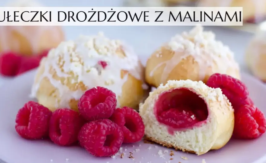 Placek drożdżowy z malinami: Słodki przysmak na lato